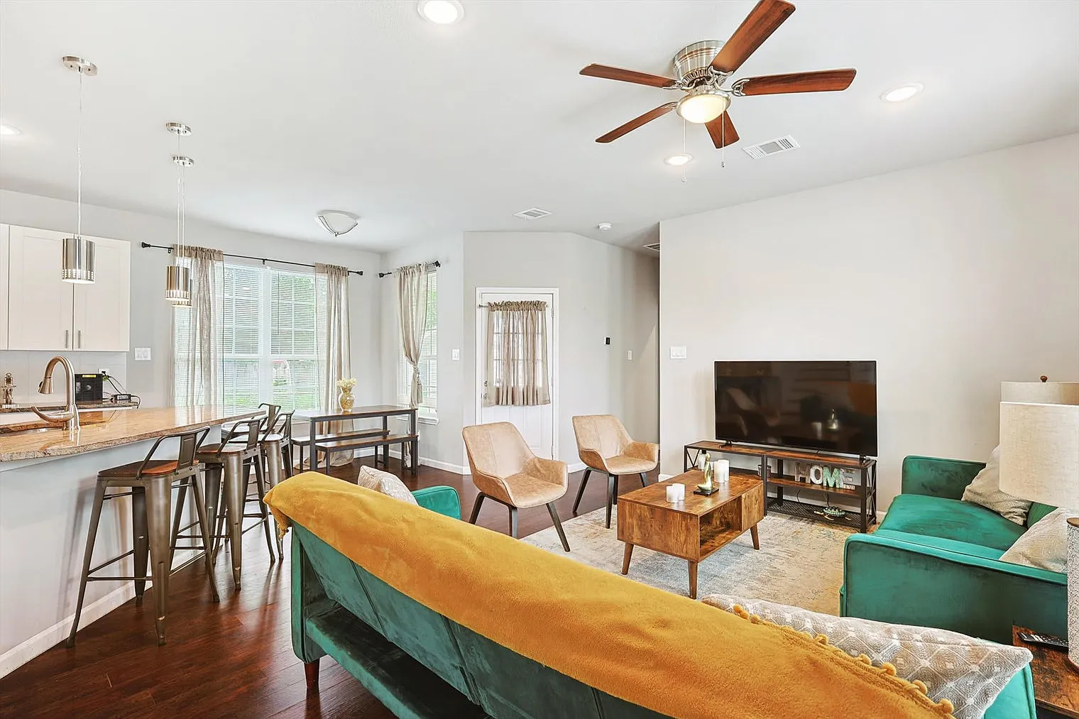 4 bed, 2.0 bath, 2034 sqft, $7,009 — Photo 4