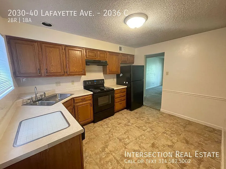 Two Bed/1Bath Apt Directly Across the Street from Lafayette Park! — Photo 4