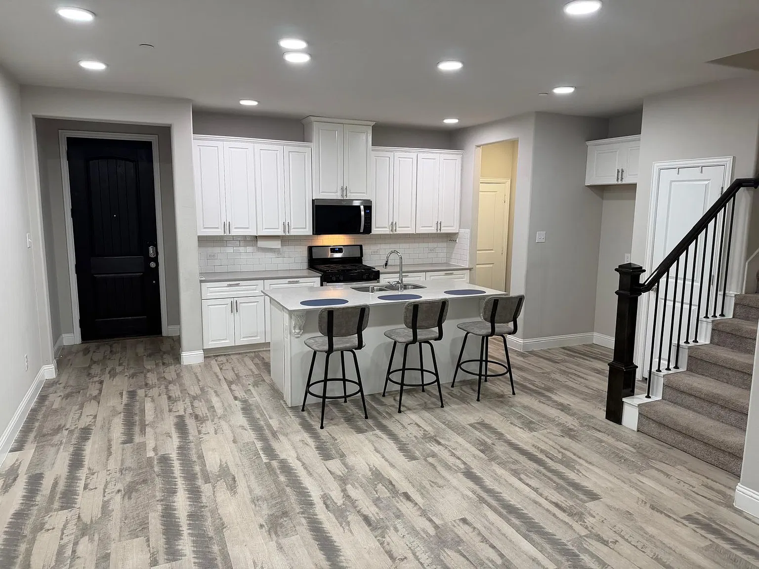 4 bed, 3.5 bath, 1934 sqft, $2,800 — Photo 3