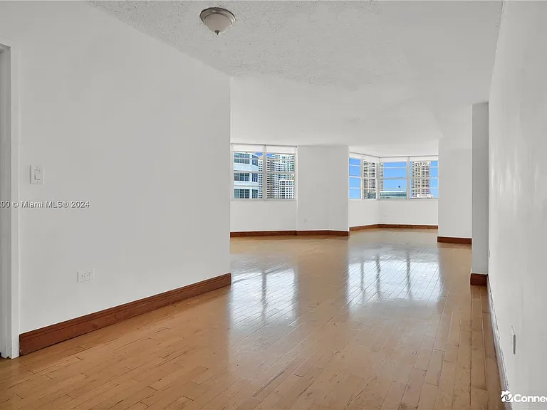 905 Brickell Bay Dr #1831 — Photo 2