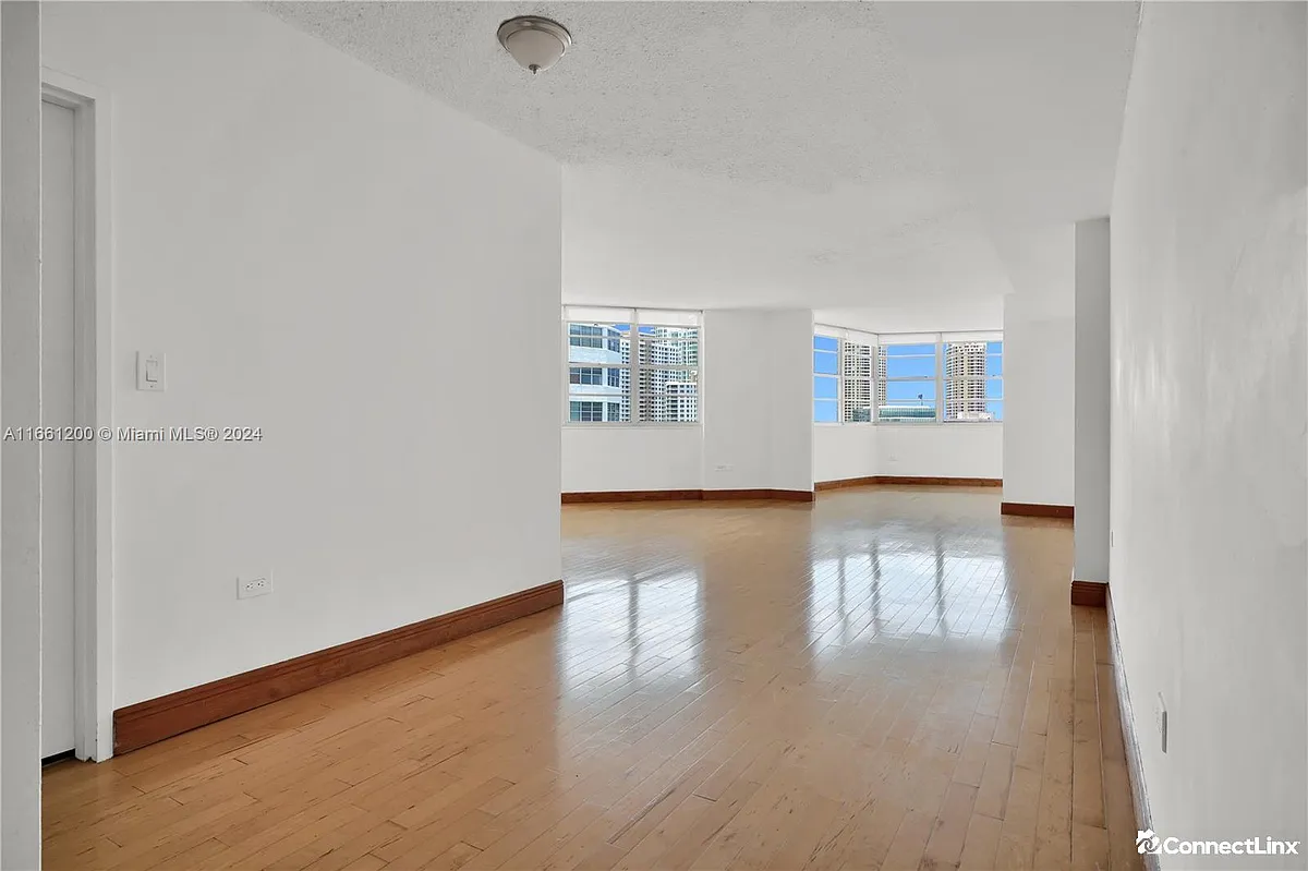 Building Photo - 905 Brickell Bay Dr #1831