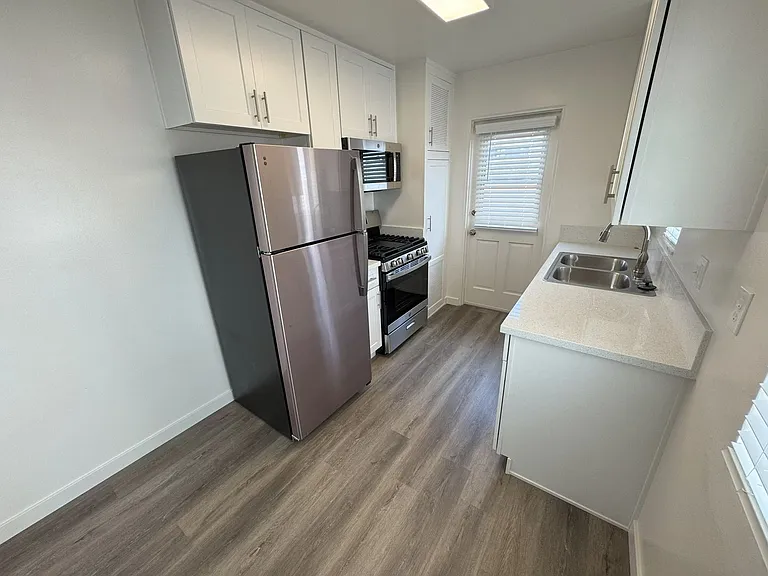 5058-68 Santa Monica Ave — Photo 15