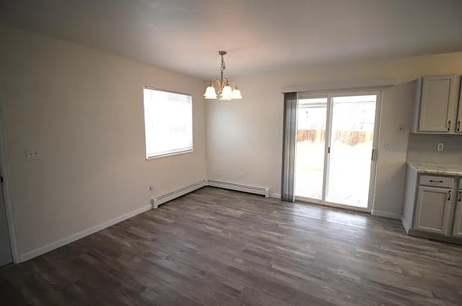 3 bed, 1390 sqft, $2,115 — Photo 3