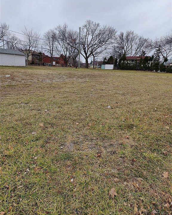 1st image of 775 Riverside Dr E