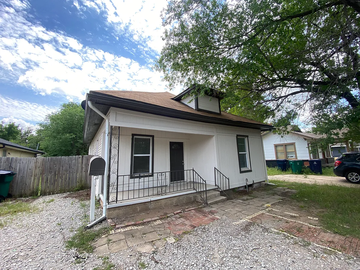 Building Photo - 1004 NW 98th St