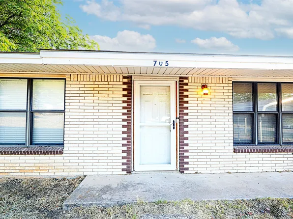705 E Clay St, Bowie, TX 76230