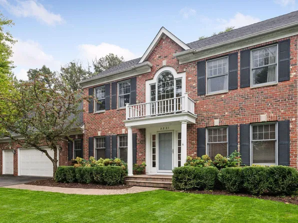 2221 Lukewood Dr, Chanhassen, MN 55317