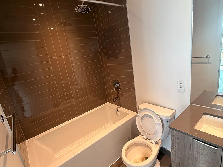 448 Burnhamthorpe Rd W #Townhouse 2 — Photo 5