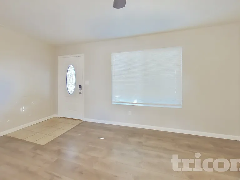 2308 Clinton Ct — Photo 2
