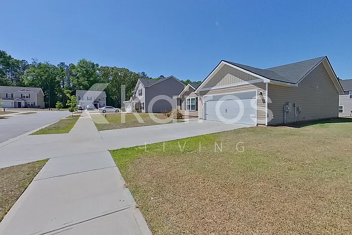 102 Lord Effingham Way — Photo 2