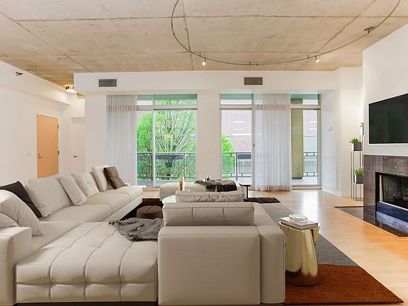 3rd image of 720 N Larrabee St APT 104