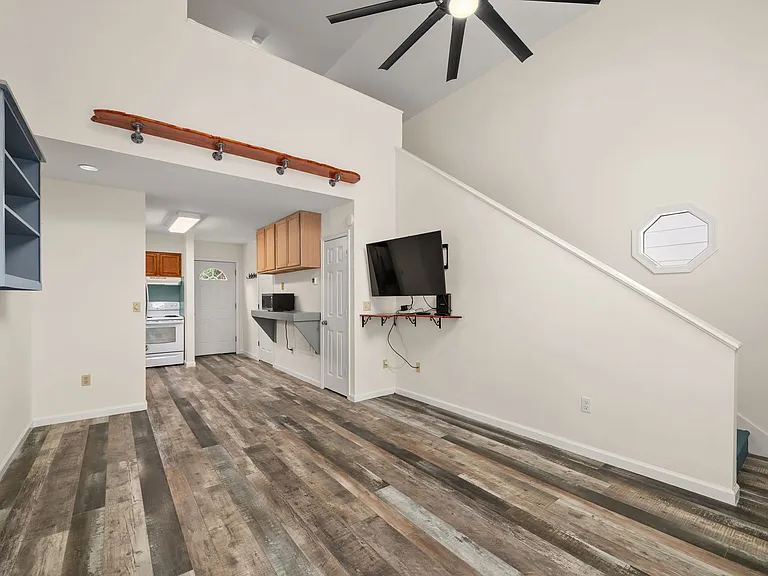 414 S Washington St — Photo 3