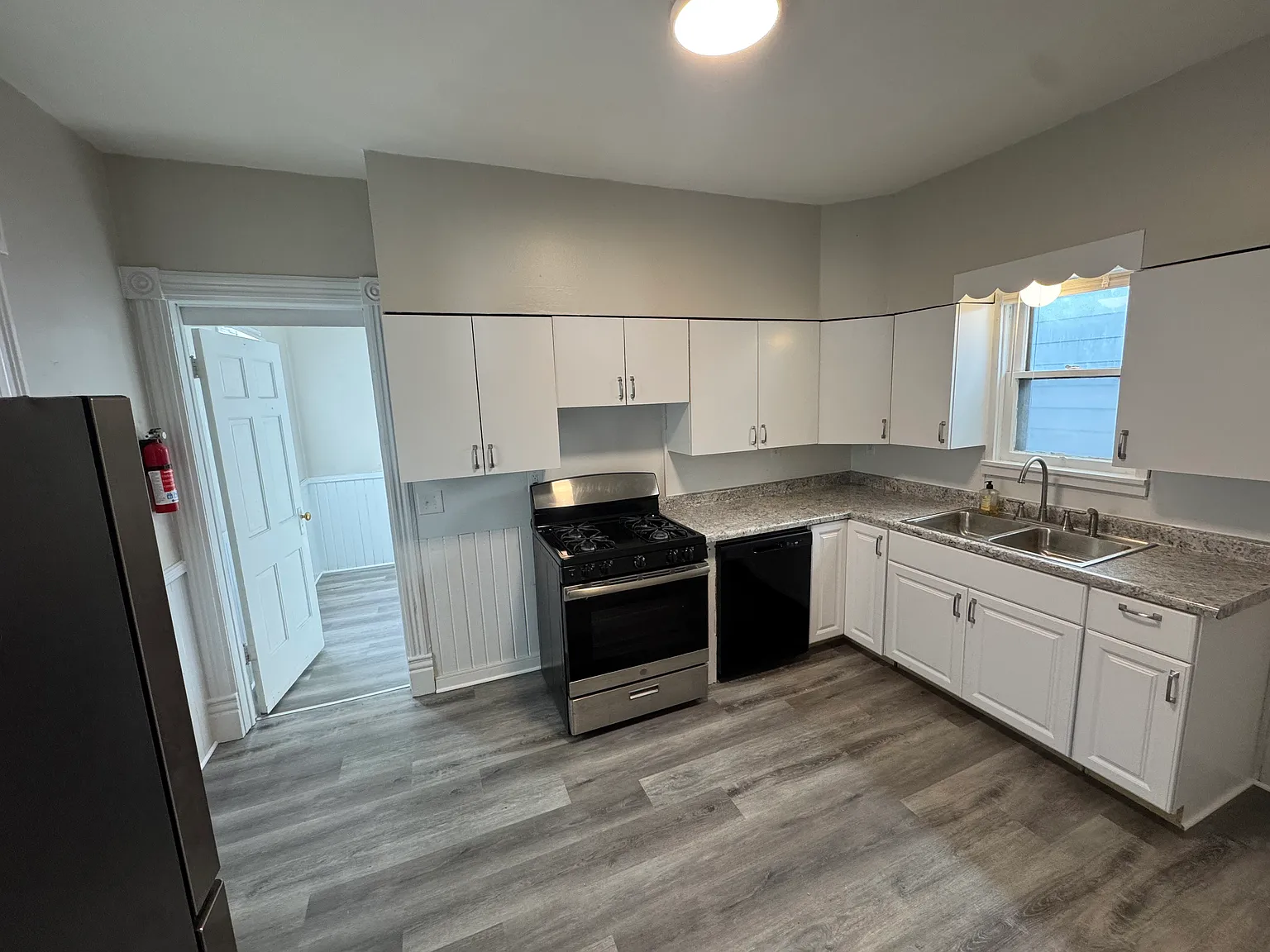 1018 Oak St — Photo 2
