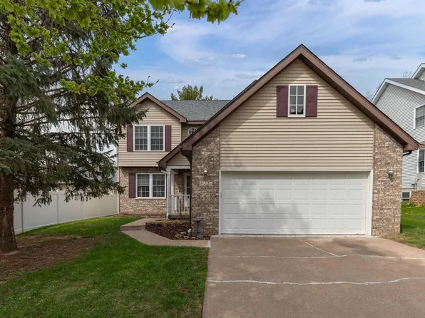 822 N 4th St, Le Claire, IA 52753