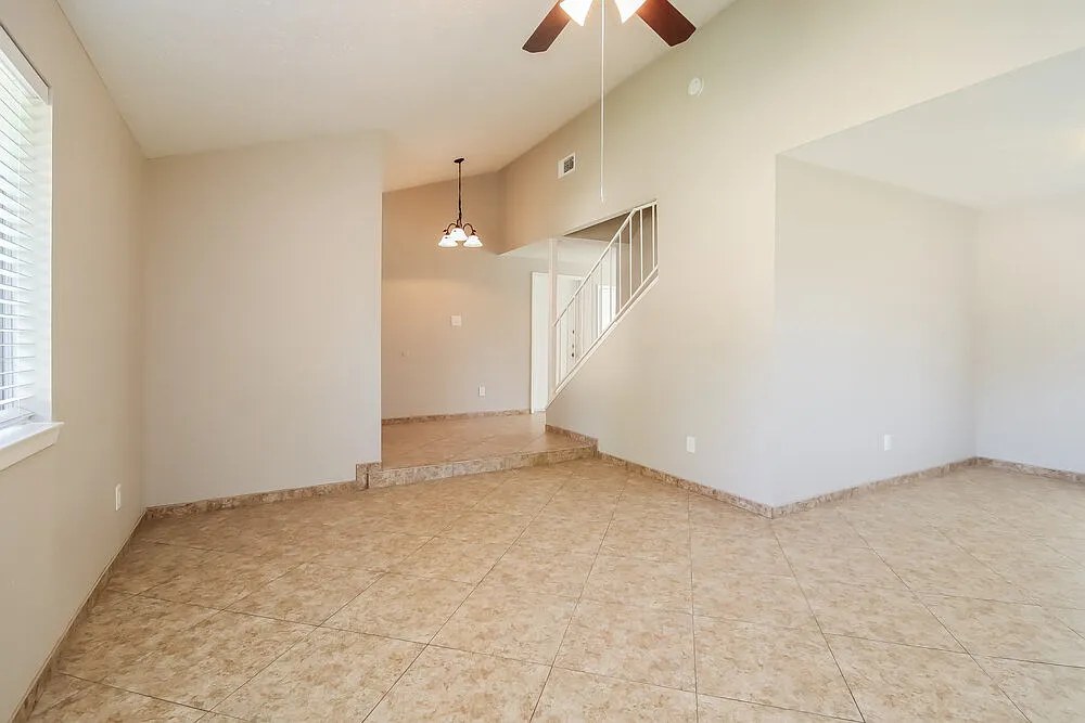 3 bed, 2.5 bath, 1703 sqft, $2,110 — Photo 4