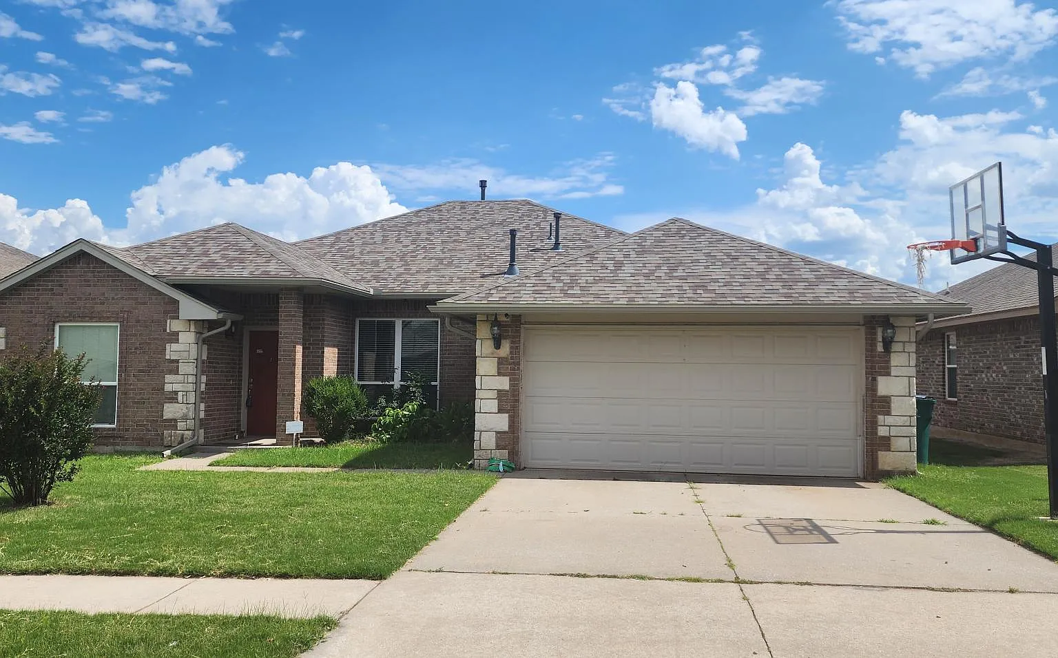 4 bed, 2.5 bath, 2225 sqft, $1,900 — Photo 1