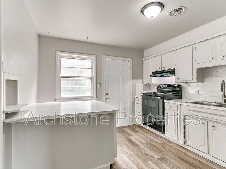 2312 Mustang St — Photo 8