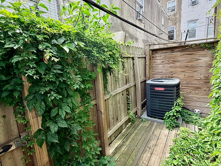640 Emily St — Photo 32