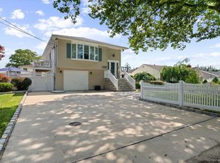 330 Granada Pkwy, Lindenhurst, NY 11757