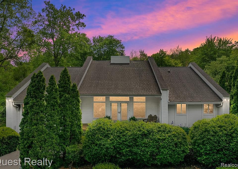 4852 Parview Dr, Clarkston, MI 48346 Zillow