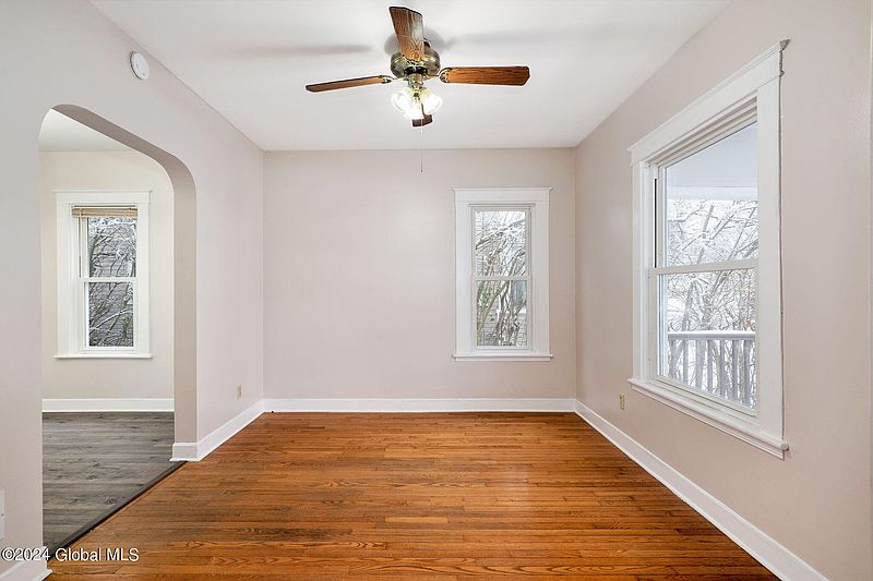 4th image of 862 Thompson Street