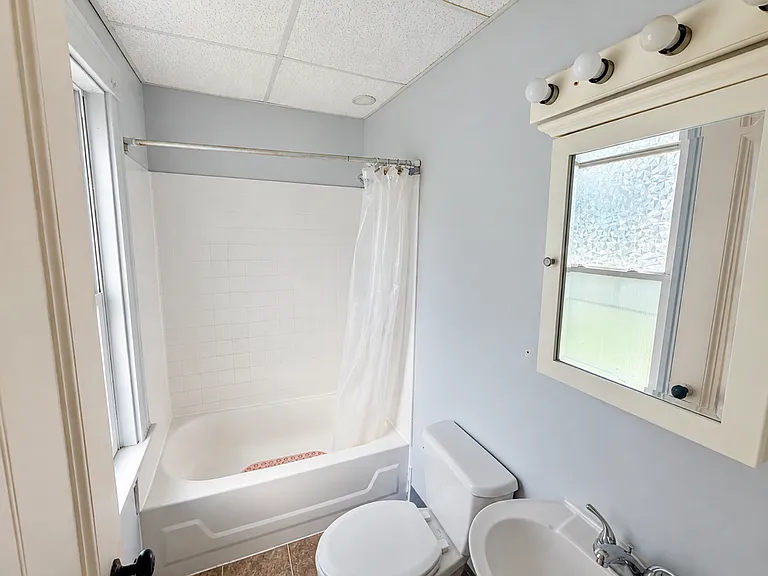 182 Grove St — Photo 3