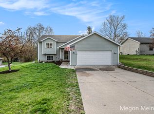 6998 Riverwood Dr, Belding, MI