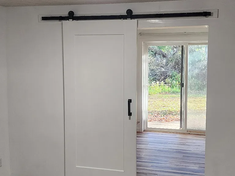 522 E Graham Pl — Photo 2