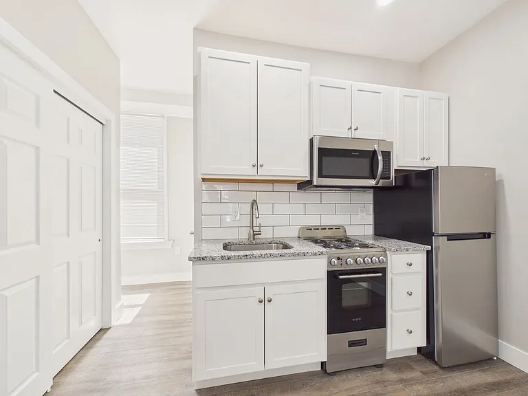 916 Green St — Photo 9