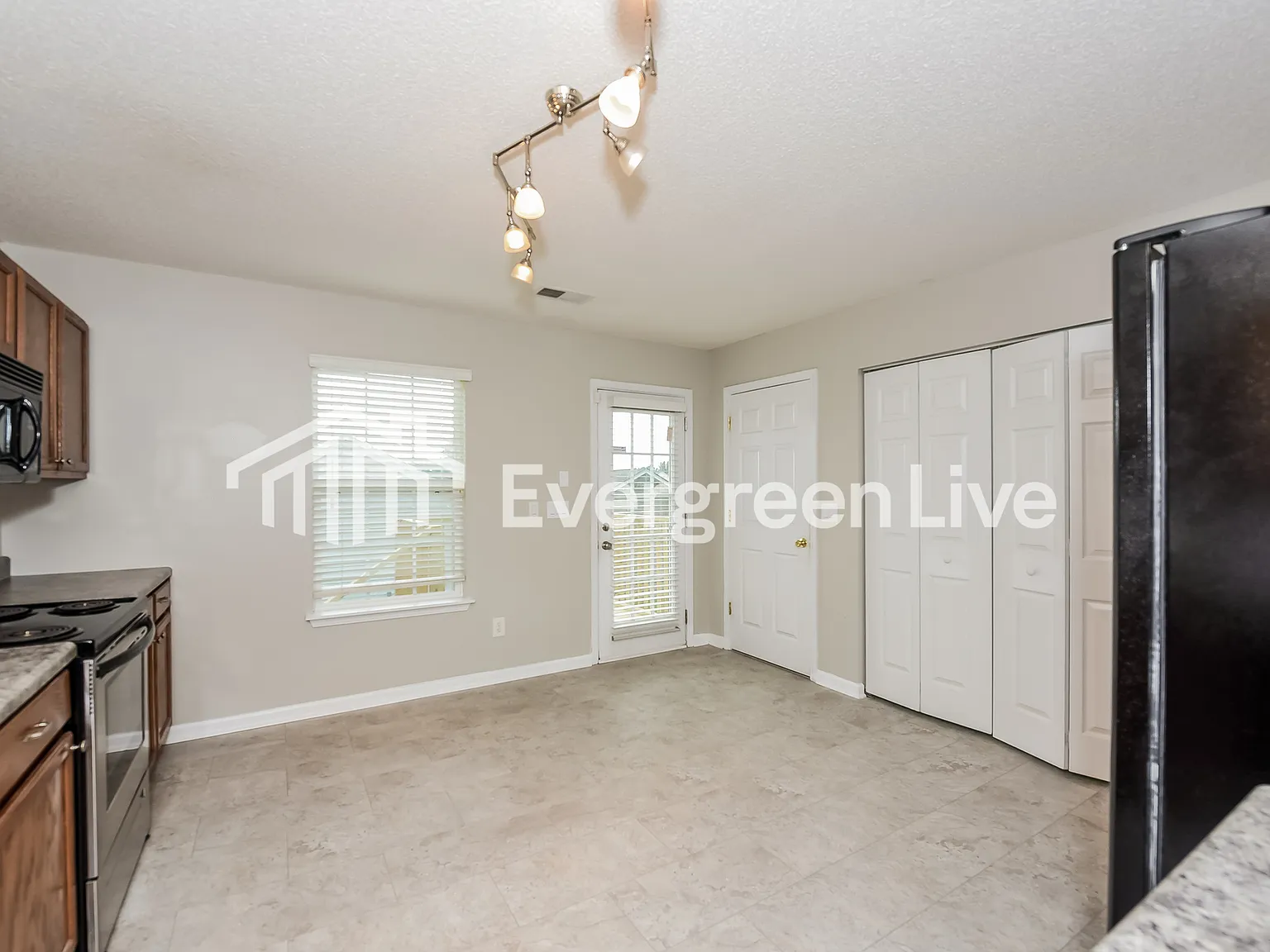 3 bed, 2.5 bath, 1440 sqft, $1,645 — Photo 4