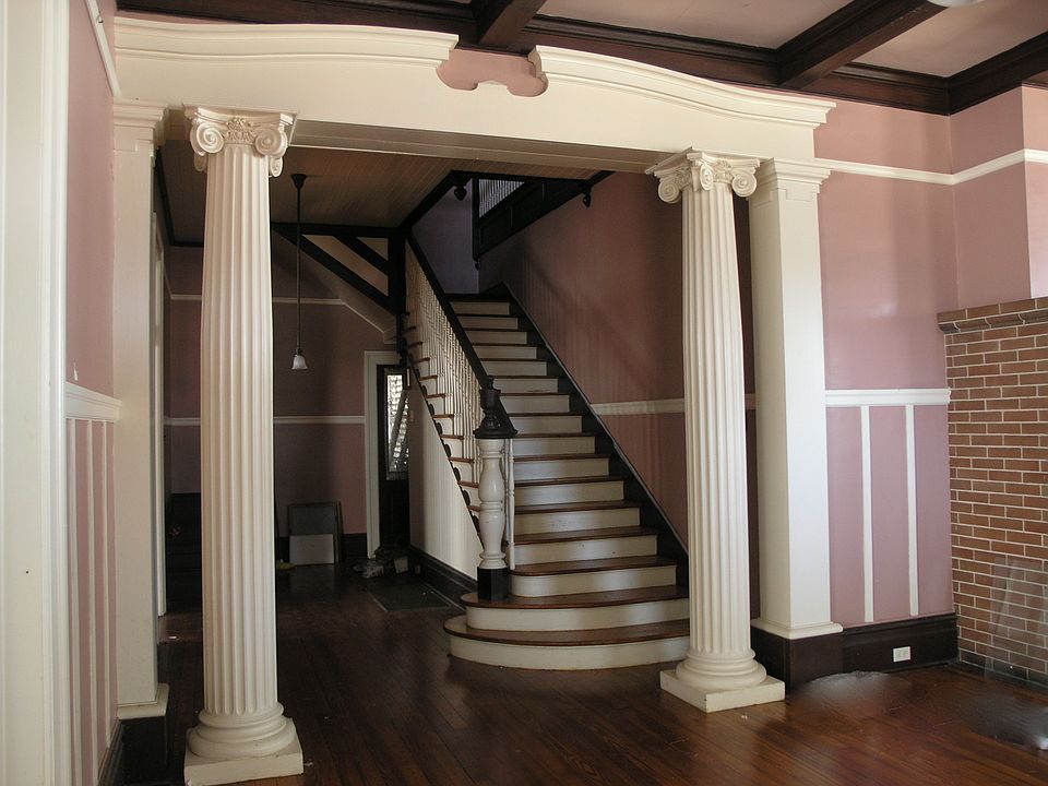 2nd image of 104 Powell St S
