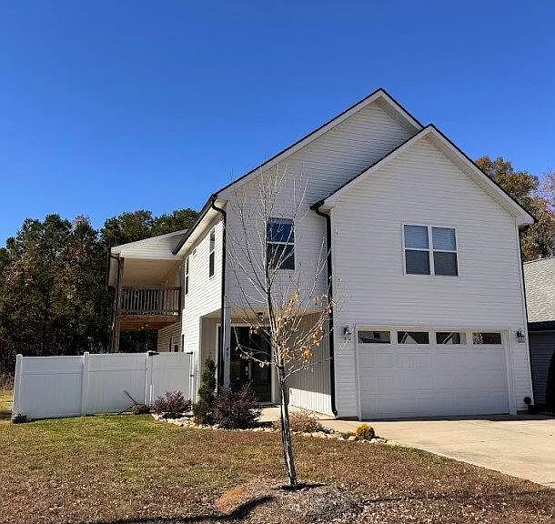 401 Albus Dr — Photo 2