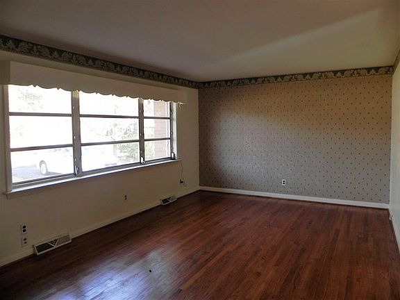 2nd image of 216 Mimosa Park Dr