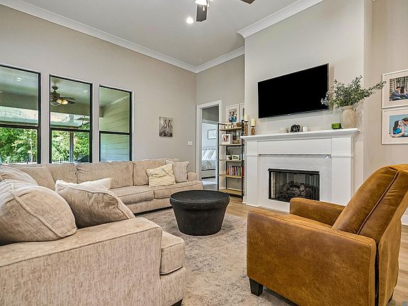 4th image of 3832 Villa Michel Dr
