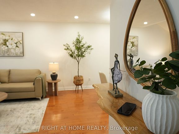 4th image of 672 Farmbrook Cres