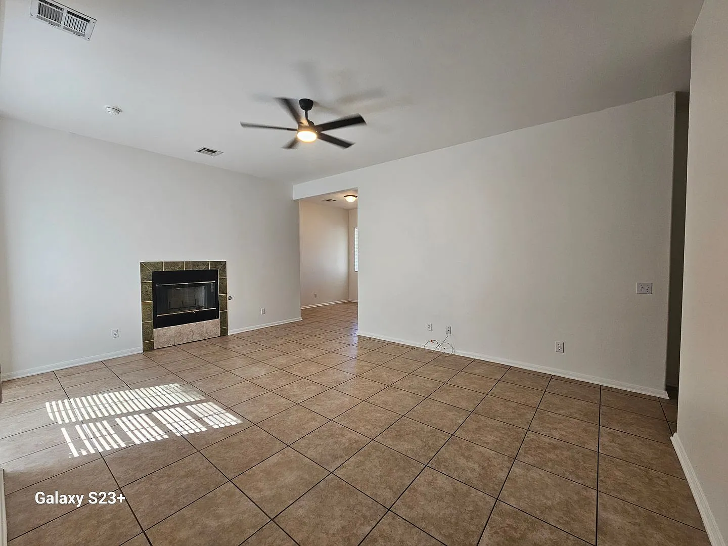 Completely Refurbished 4 Bed, 2.5 Bath — Photo 3