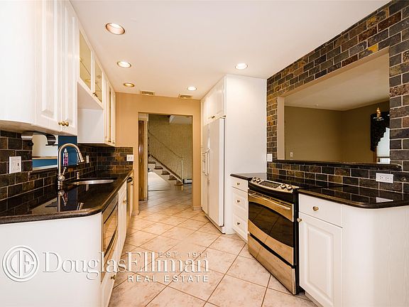 5th image of 2742 Patricia Ln