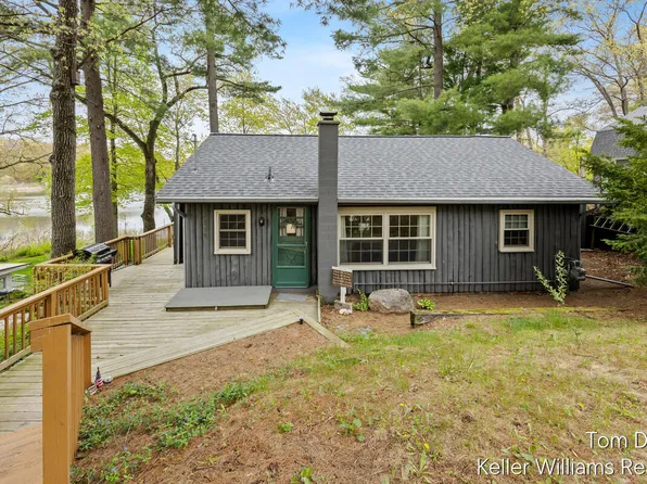 8175 S Island View Dr, Newaygo, MI 49337