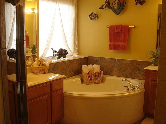 Master Bath/Jetted Tub