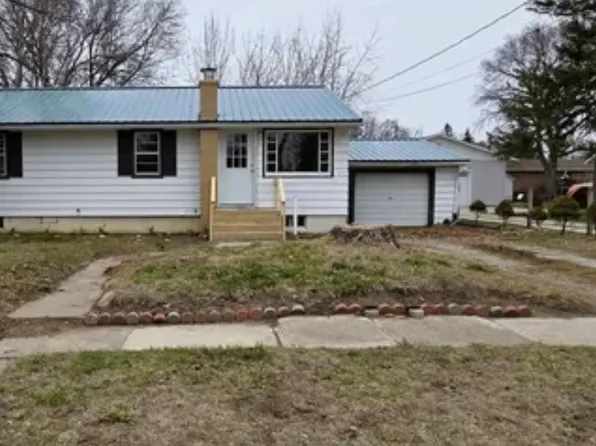 208 6th St SE, Independence, IA 50644