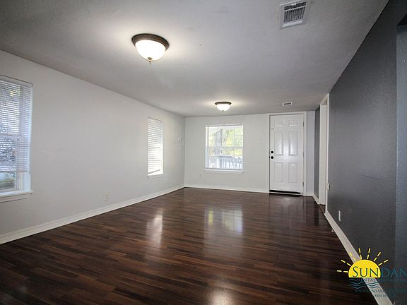 3rd image of 321 Chestnut Ave E