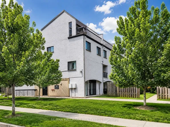 1016 Falgarwood Dr #40, Oakville, ON L6H 2P5