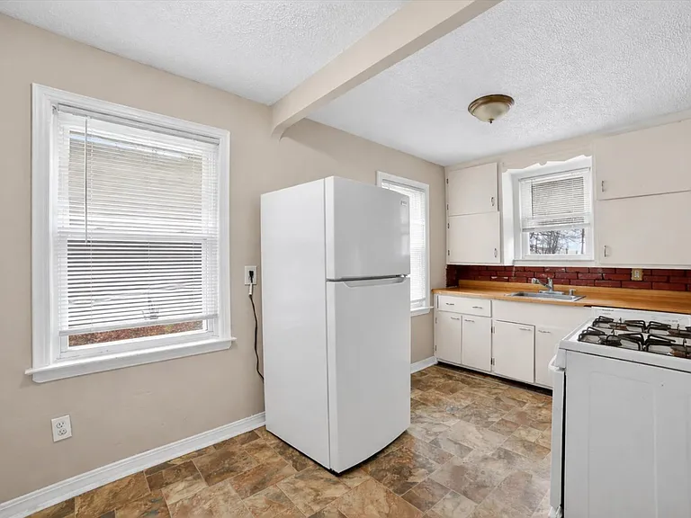 1568 Parker Dr — Photo 4