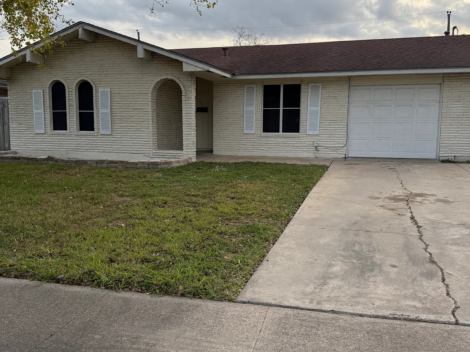 3 bed, 1094 sqft, $2,000 — Photo 2