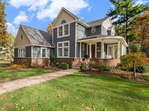5054 Willow Grove Ln, Brighton, MI 48116