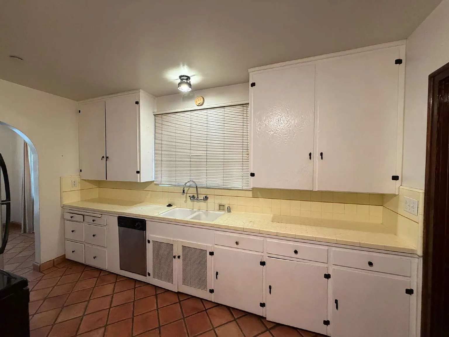 5 bed, 2.0 bath, 2402 sqft, $2,550 — Photo 4