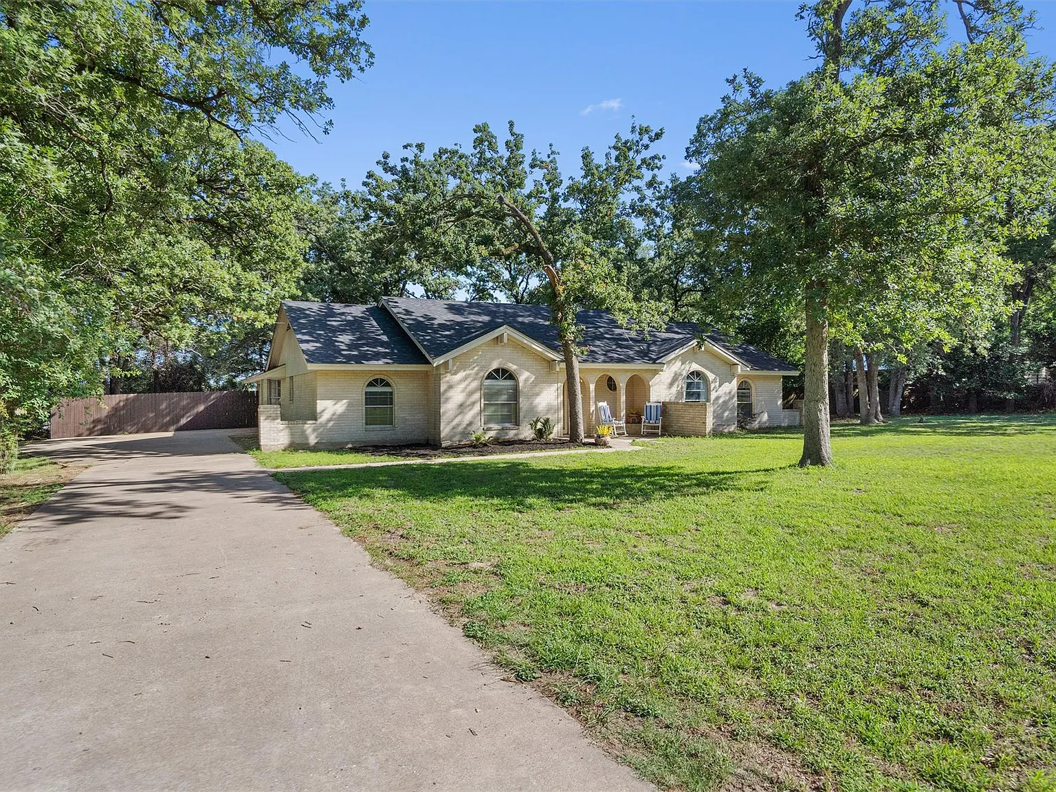 4 bed, 2.0 bath, 1845 sqft, $2,100 — Photo 2