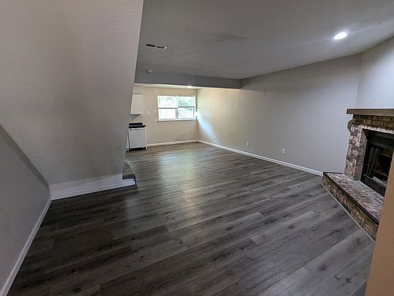 2nd image of 216-222 NE Cedar Ct #218