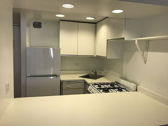 4th image of 352 E 76th St APT 1RE
