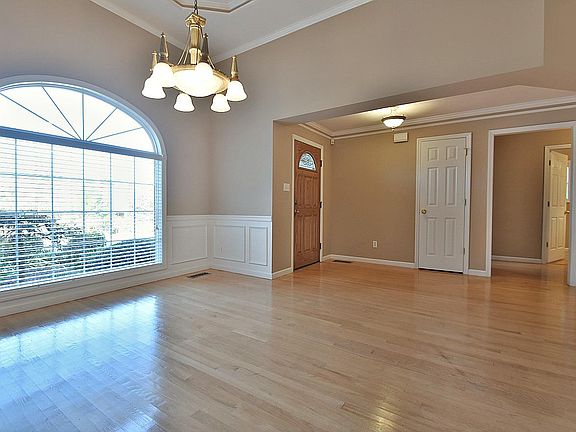 3rd image of 131 Brentwood Pl